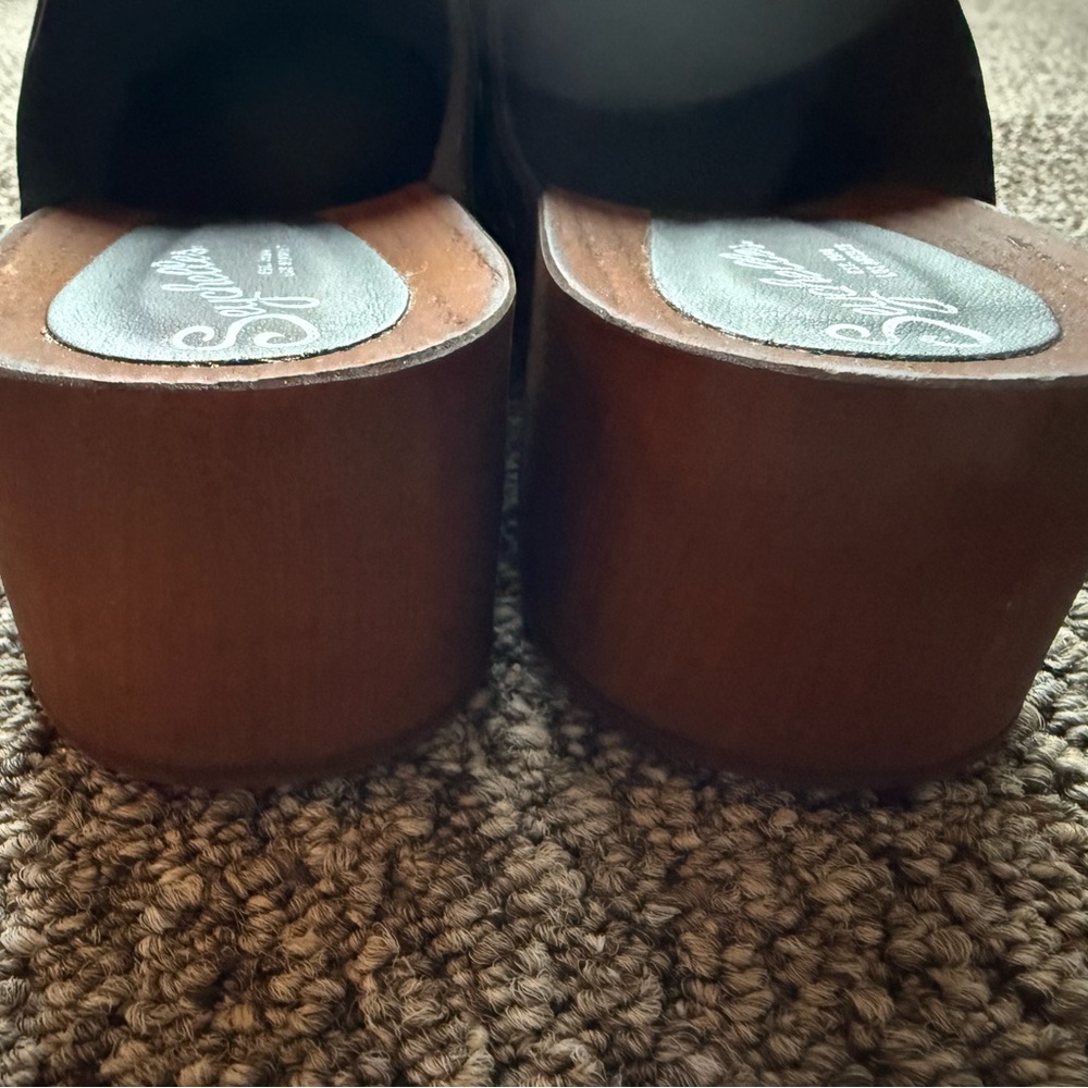 Seychelles Black Leather Slip-On Clogs - Picture 6 of 7